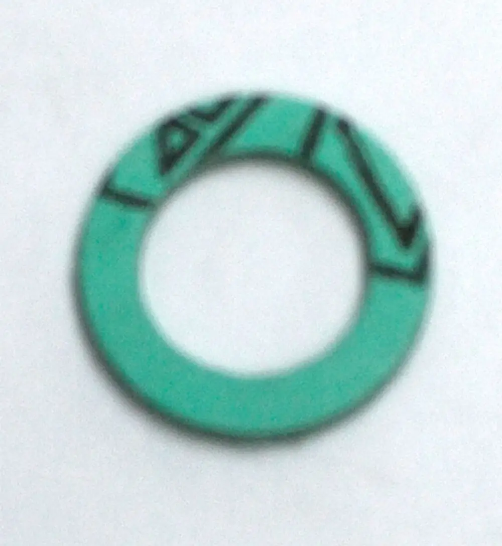 Grüner Dichtungsring von Daikin mit schwarzem Muster, rund mit mittigem Loch. Ideal für den Einsatz in Heizsystemen.